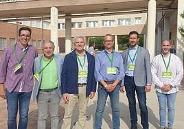 Manuel Ureña este domingo junto a miembros del partido.