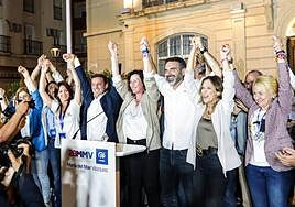 Pletórica, María del Mar Vázquez, junto a sus compañeros de partido y candidatura, frente al Hotel Catedral de Almería, donde se instaló la sede electoral del PP.