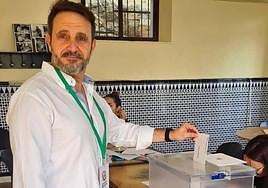 El líder de CA Salobreña deposita su voto en la urna.