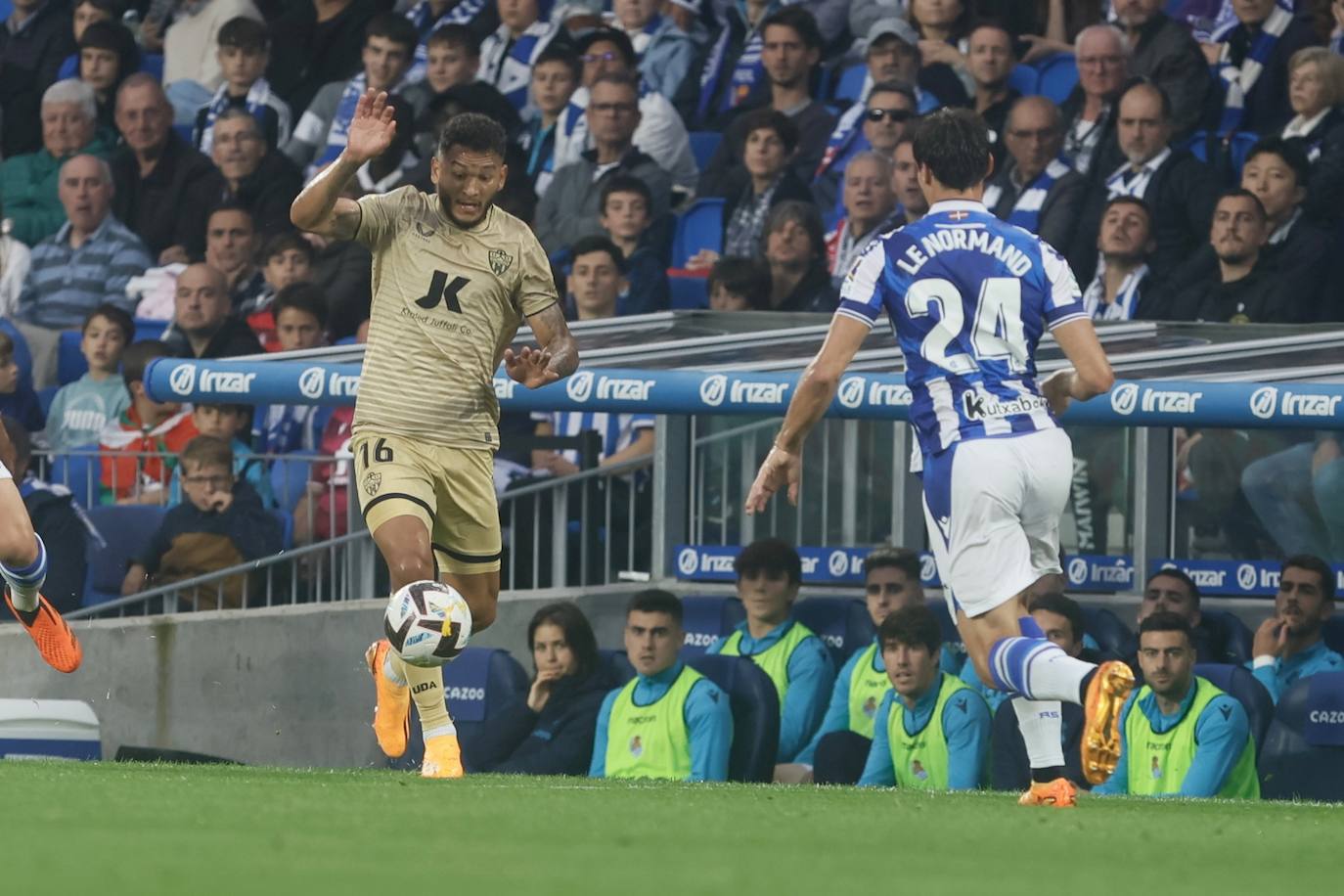 Luis Suárez conduce el balón ante Le Normand, en la acción que debió acabar con roja al francés.