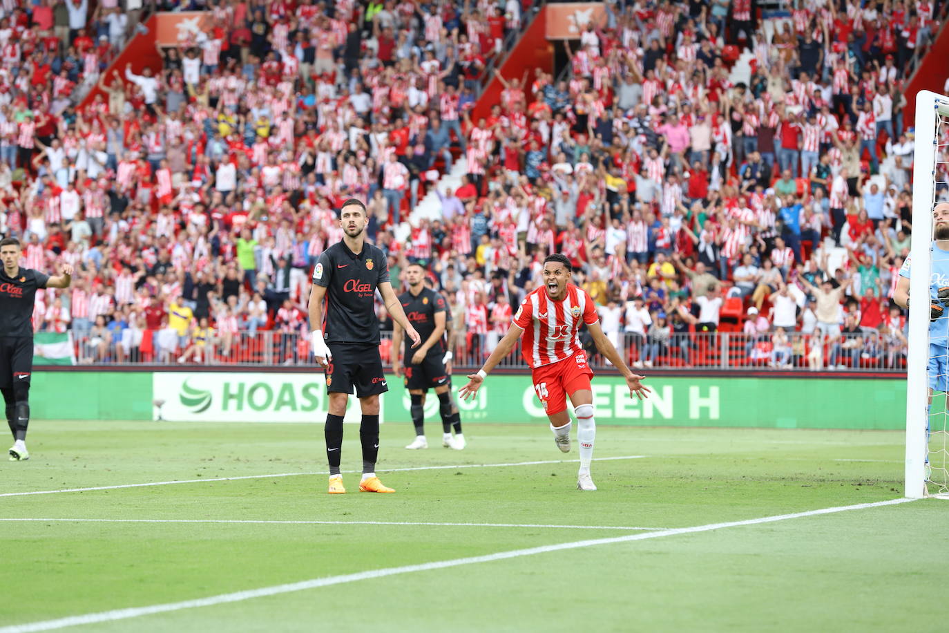 Lázaro celebra uno de sus tres goles frente al Mallorca.