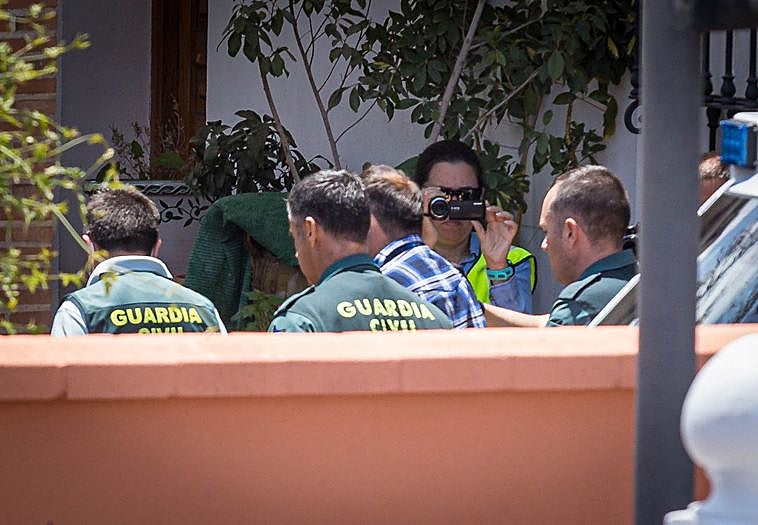 Agentes de la Guardia Civil y el presunto culpable de asesinato durante la reconstruciión de los hechos.