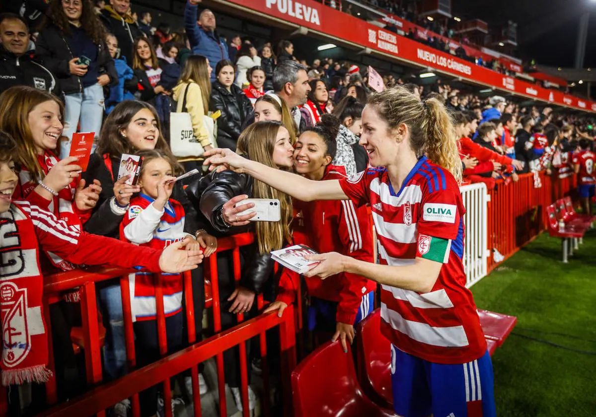 Lauri firma autógrafos tras un partido del Granada femenino en Los Cármenes.