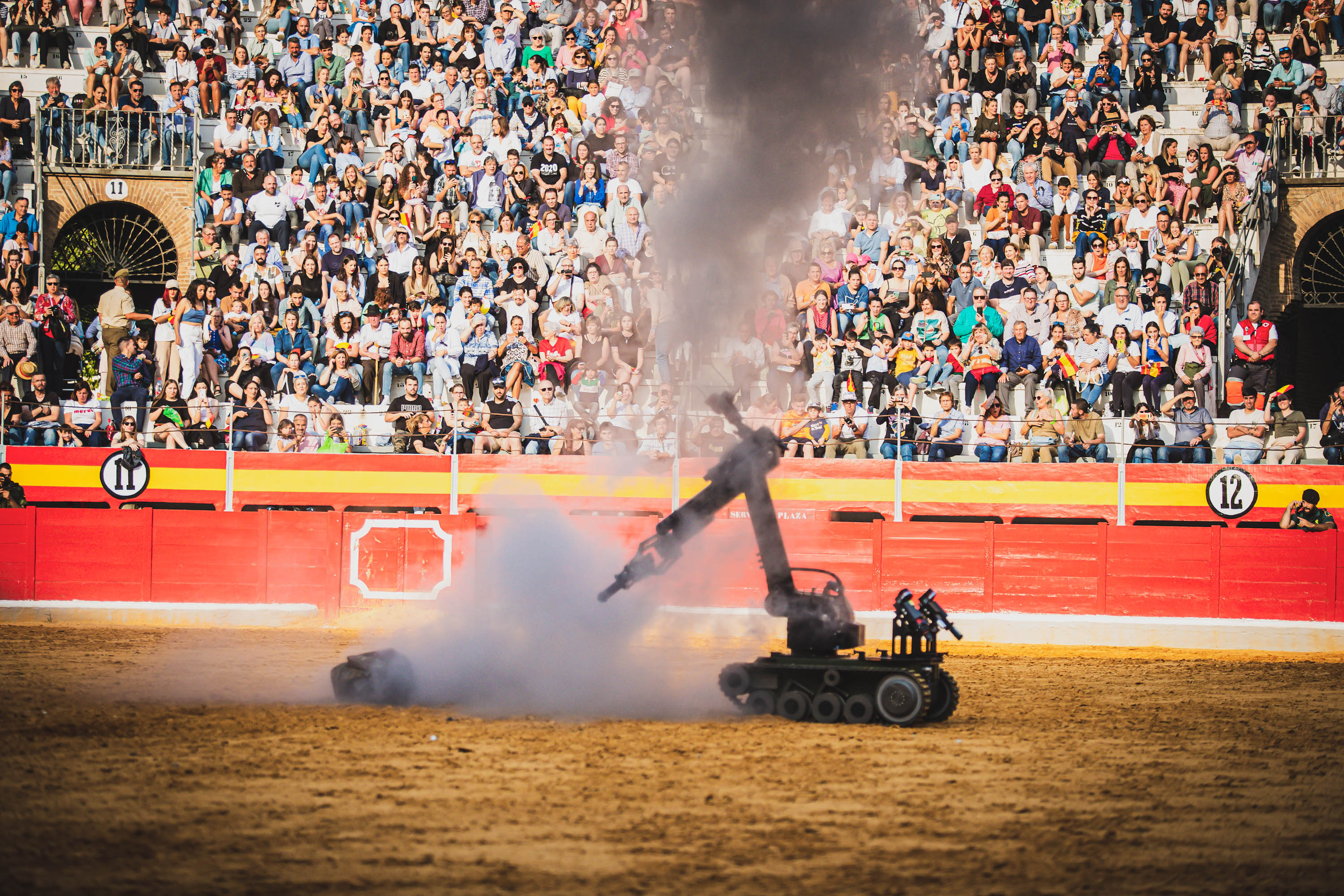 La exhibición militar en la plaza de toros, en imágenes