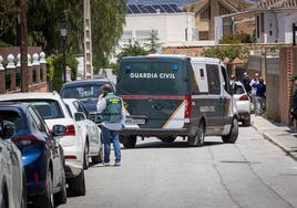 Agentes de la Guardia Civil inspeccionan la casa de Las Gabias