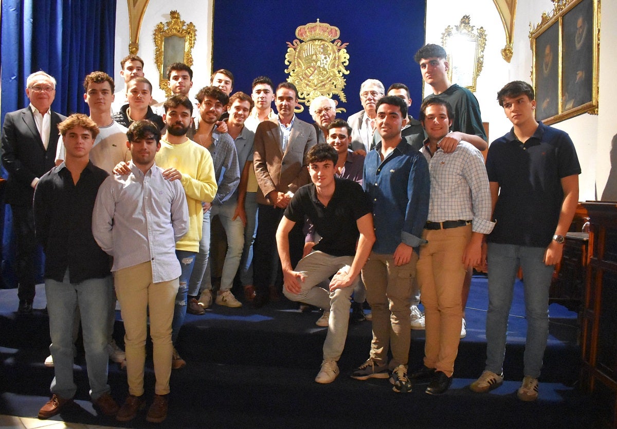 Enrique Ponce, junto a los colegiales tras la conferencia.