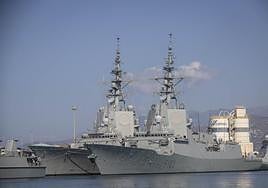 La fragata Almirante Juan de Borbón, en primer término, atracada junto a otra 'gemela' en el puerto de Motril este miércoles.