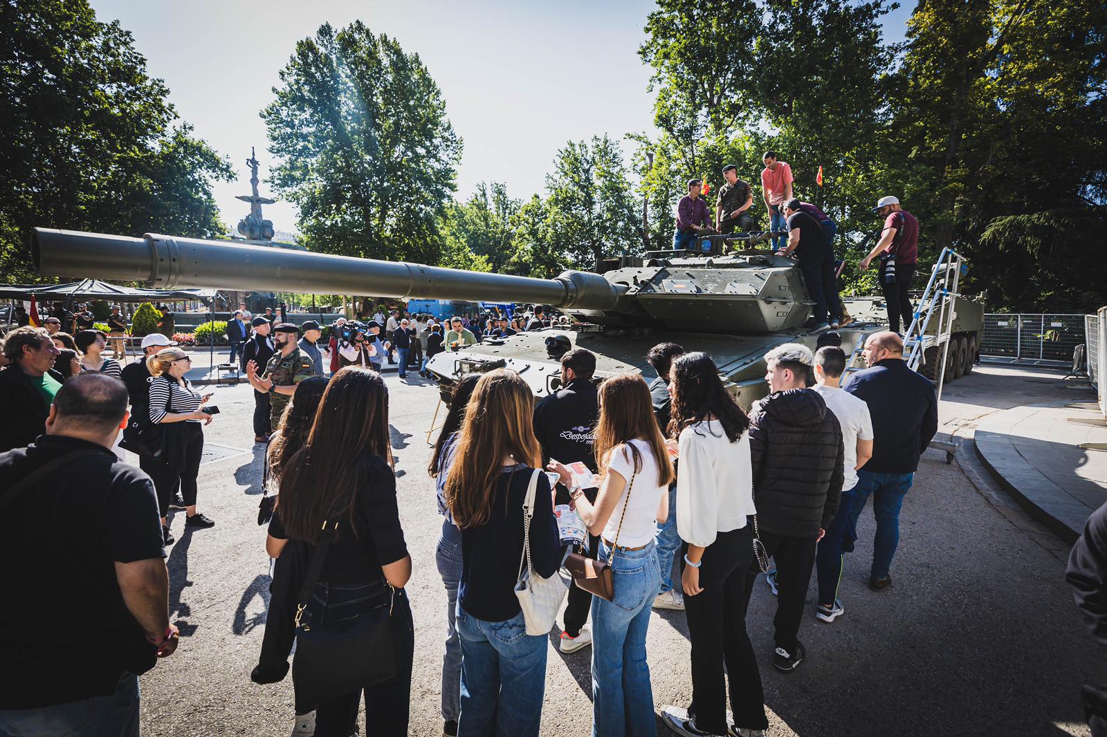 Las imágenes del Paseo del Salón a rebosar por la exhibición del Ejército