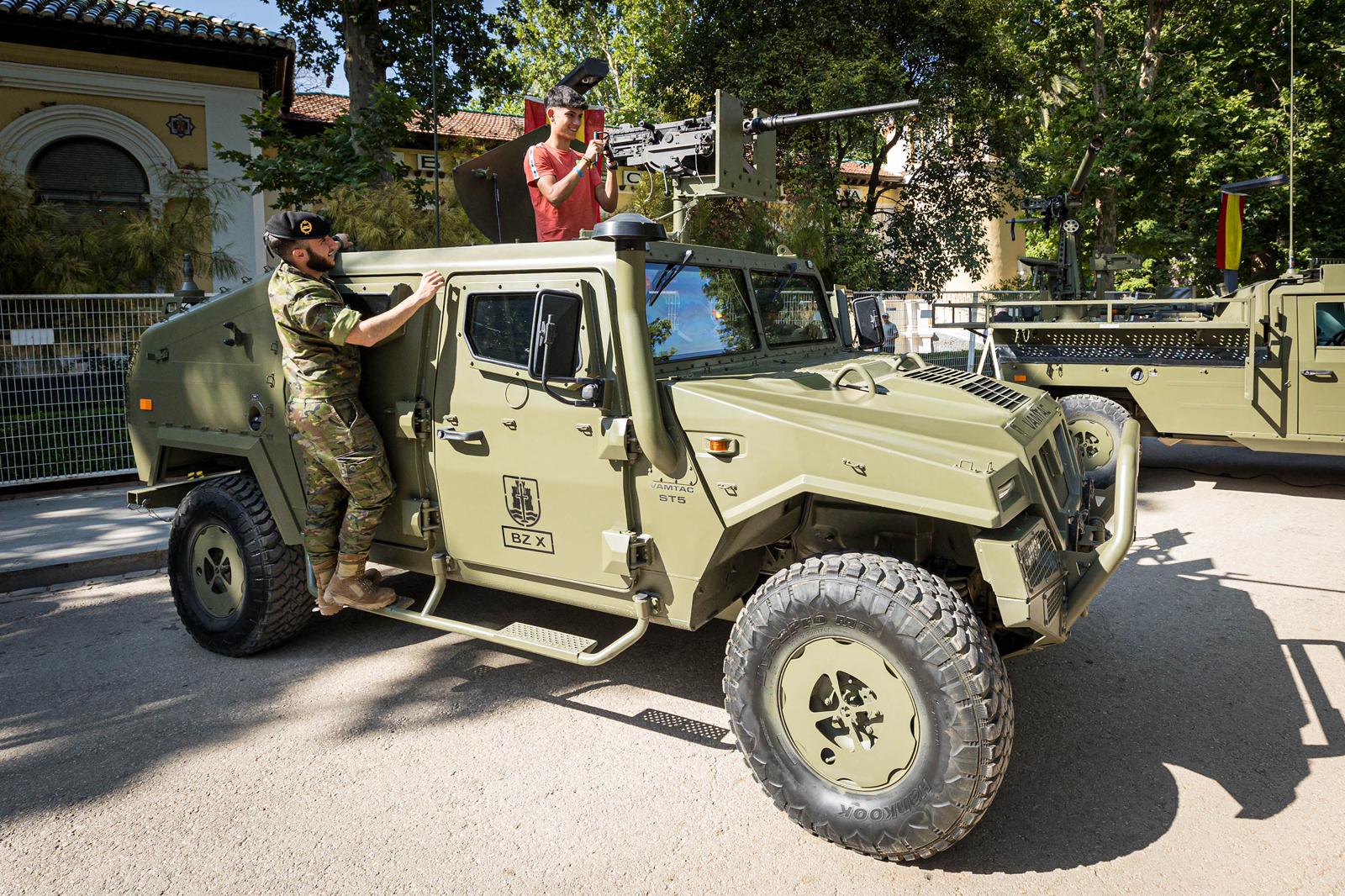 Las imágenes del Paseo del Salón a rebosar por la exhibición del Ejército