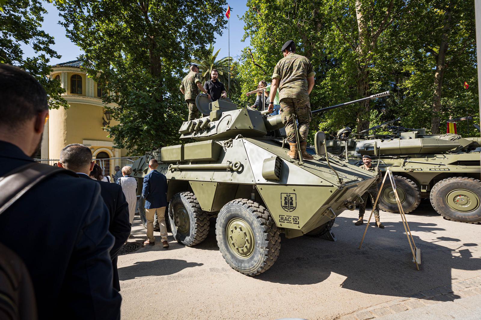 Las imágenes del Paseo del Salón a rebosar por la exhibición del Ejército