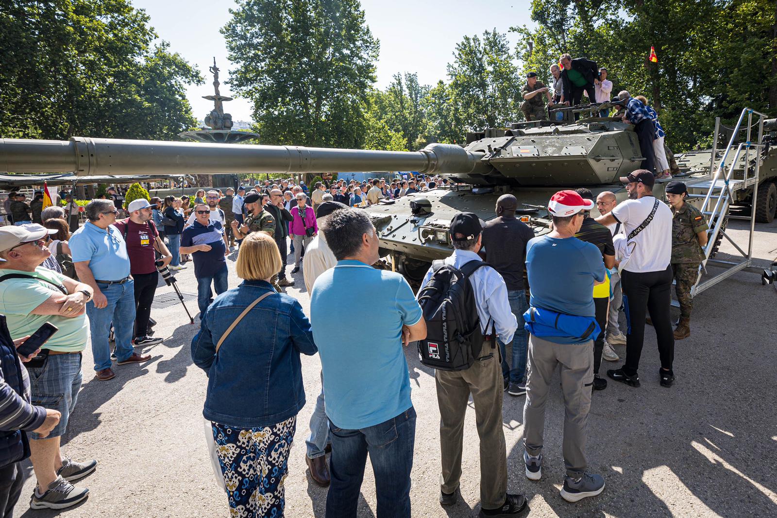 Las imágenes del Paseo del Salón a rebosar por la exhibición del Ejército