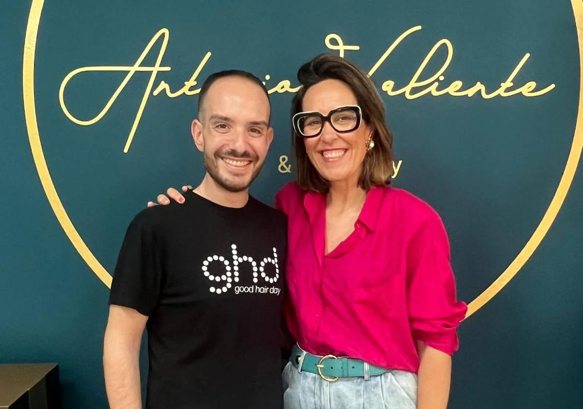 Antonio Valiente, peluquero y estilista de la Tarasca este 2023, y María Francés, diseñadora del vestuario.