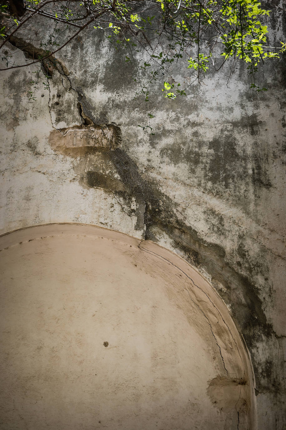 Imagen secundaria 2 - Grietas y desperfectos causados por los terremotos. 