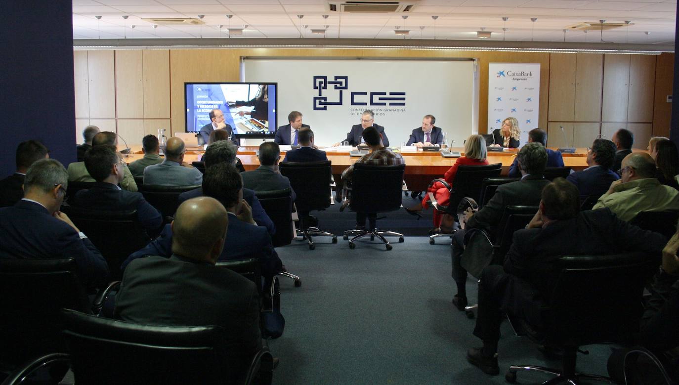Ponentes y empresarios participantes en las jornadas organizadas por la CGE y CaixaBank.