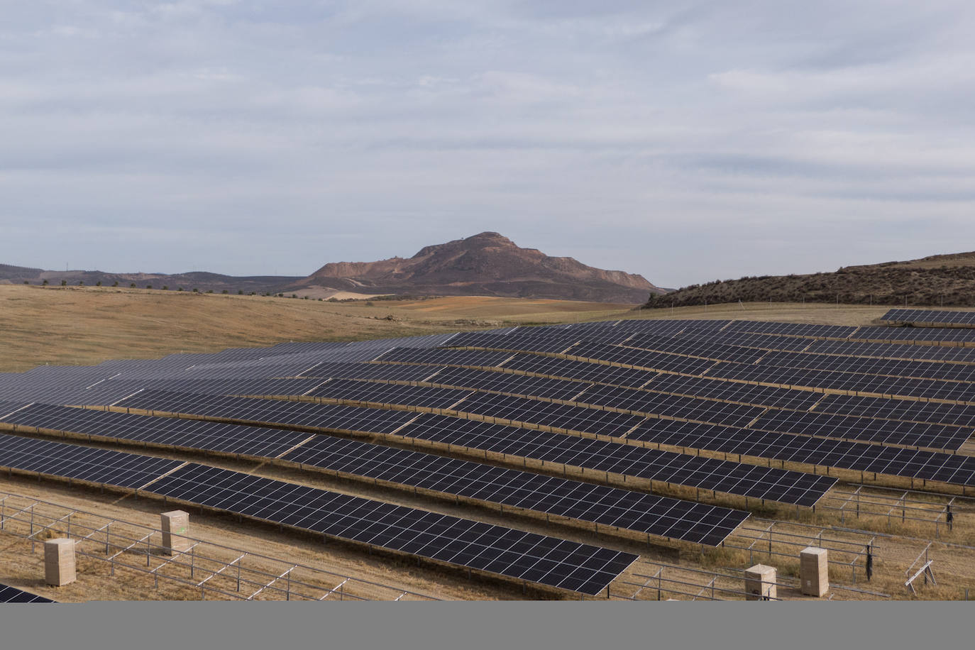 Imagen secundaria 1 - Arriba un parque agrovoltaico, con cultivos de cereal entre las placas. Abajo, las obras de instalación de las placas en los terrenos de Alhendín. 