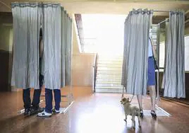 Dos personas votando en una imagen de archivo.
