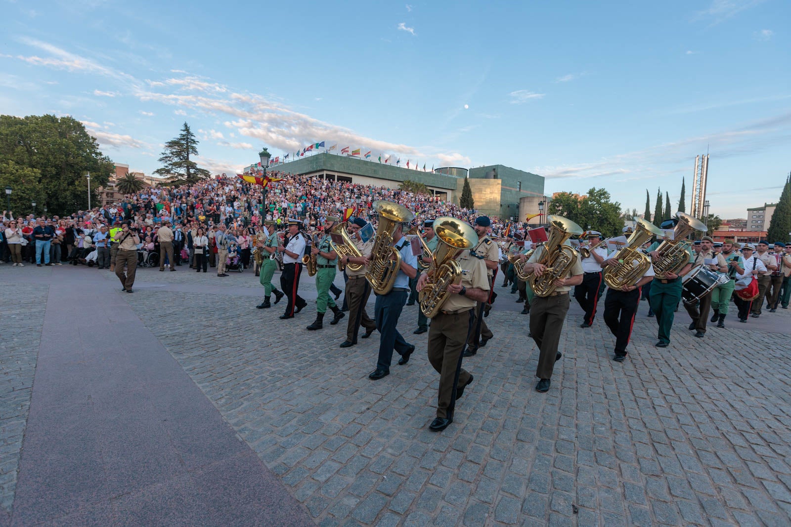 Las bandas de música marcan el paso del Día de las Fuerzas Armadas en Granada