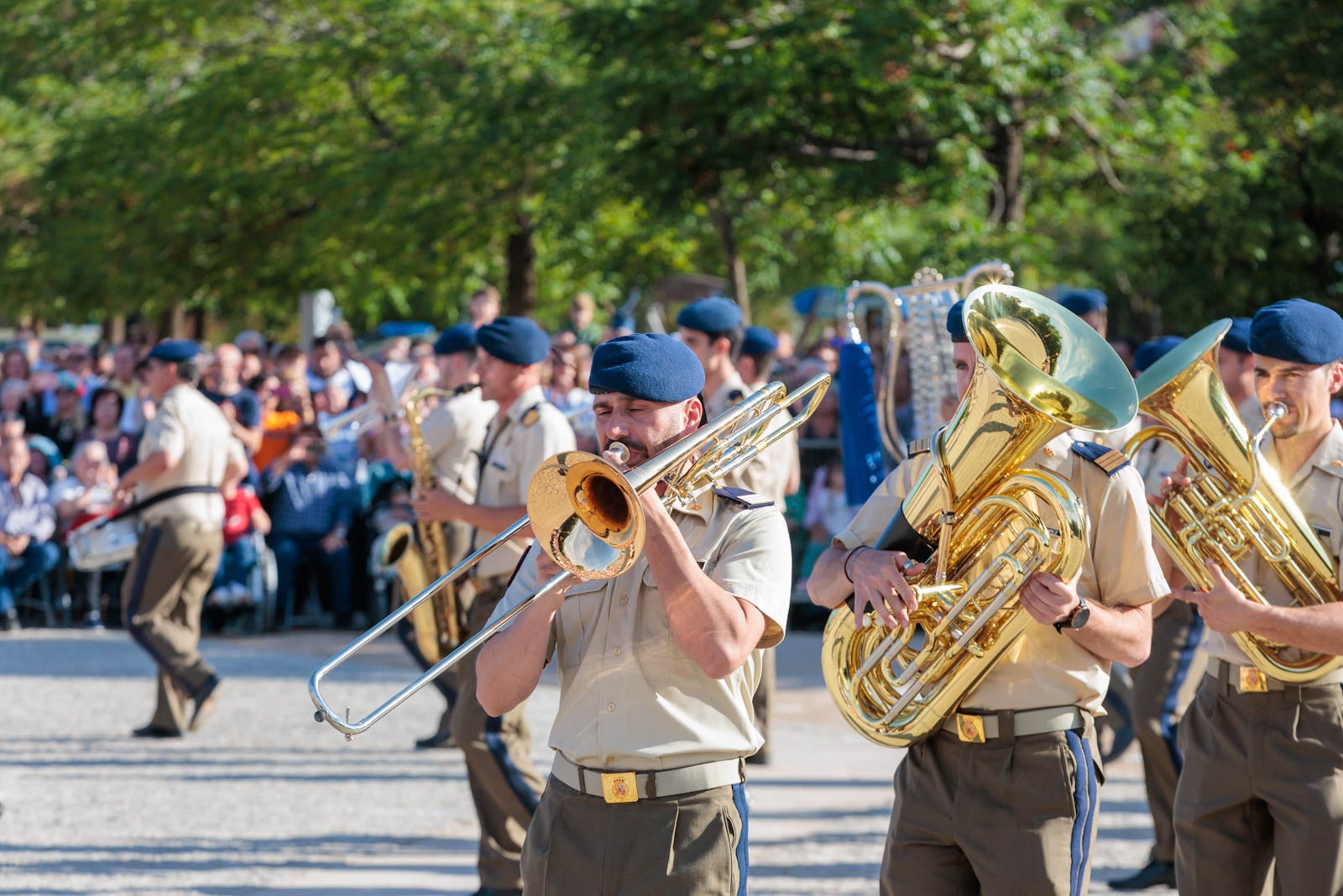 Las bandas de música marcan el paso del Día de las Fuerzas Armadas en Granada