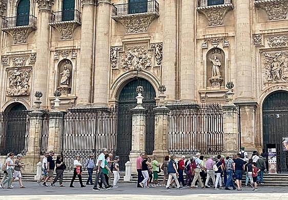 Turistas en la Plaza de Santa María de la capital.