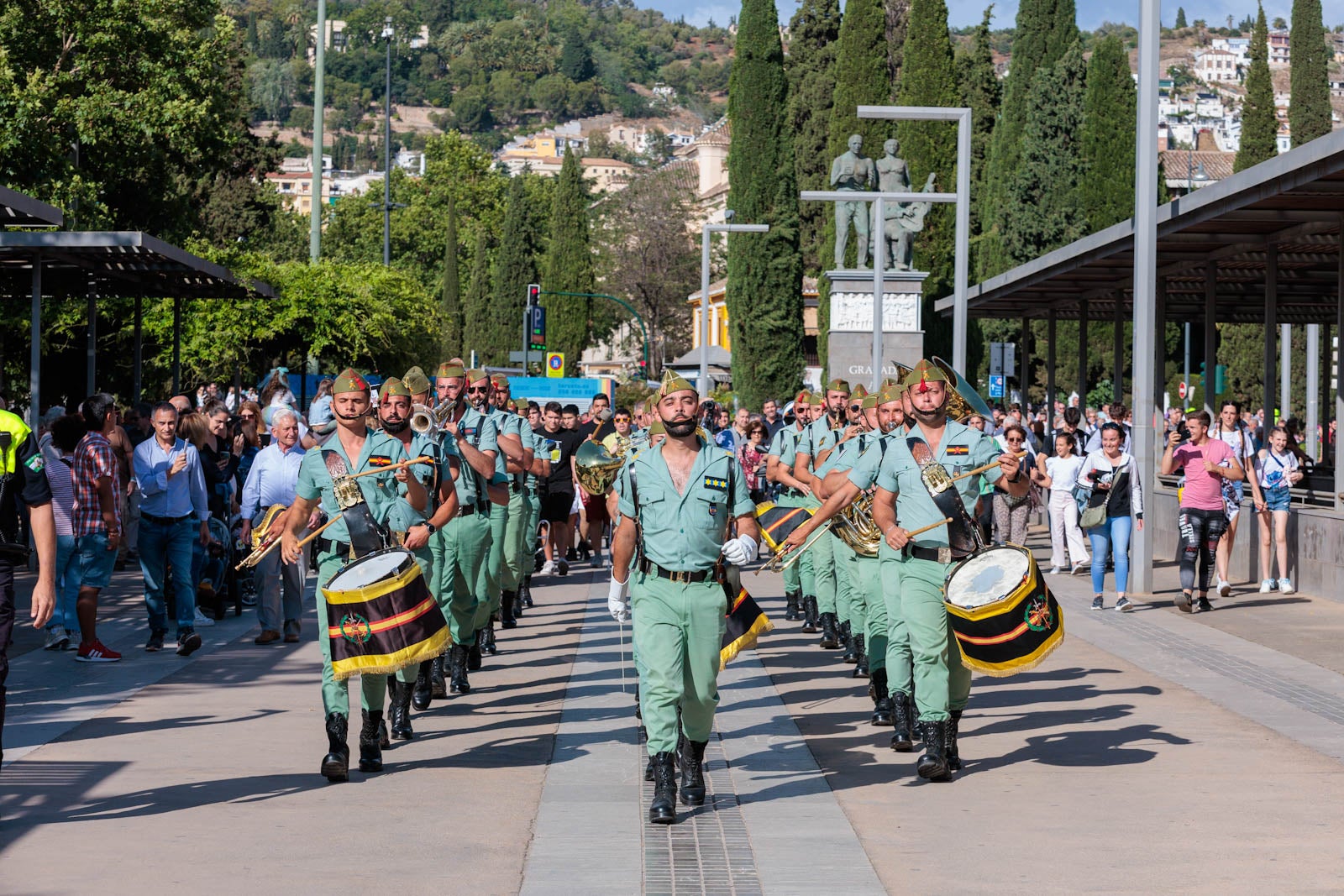 Las bandas de música marcan el paso del Día de las Fuerzas Armadas en Granada