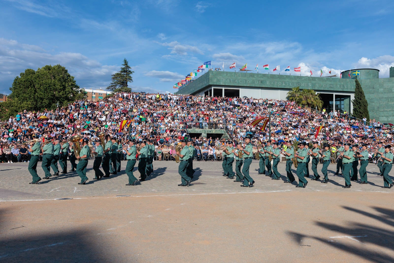 Las bandas de música marcan el paso del Día de las Fuerzas Armadas en Granada