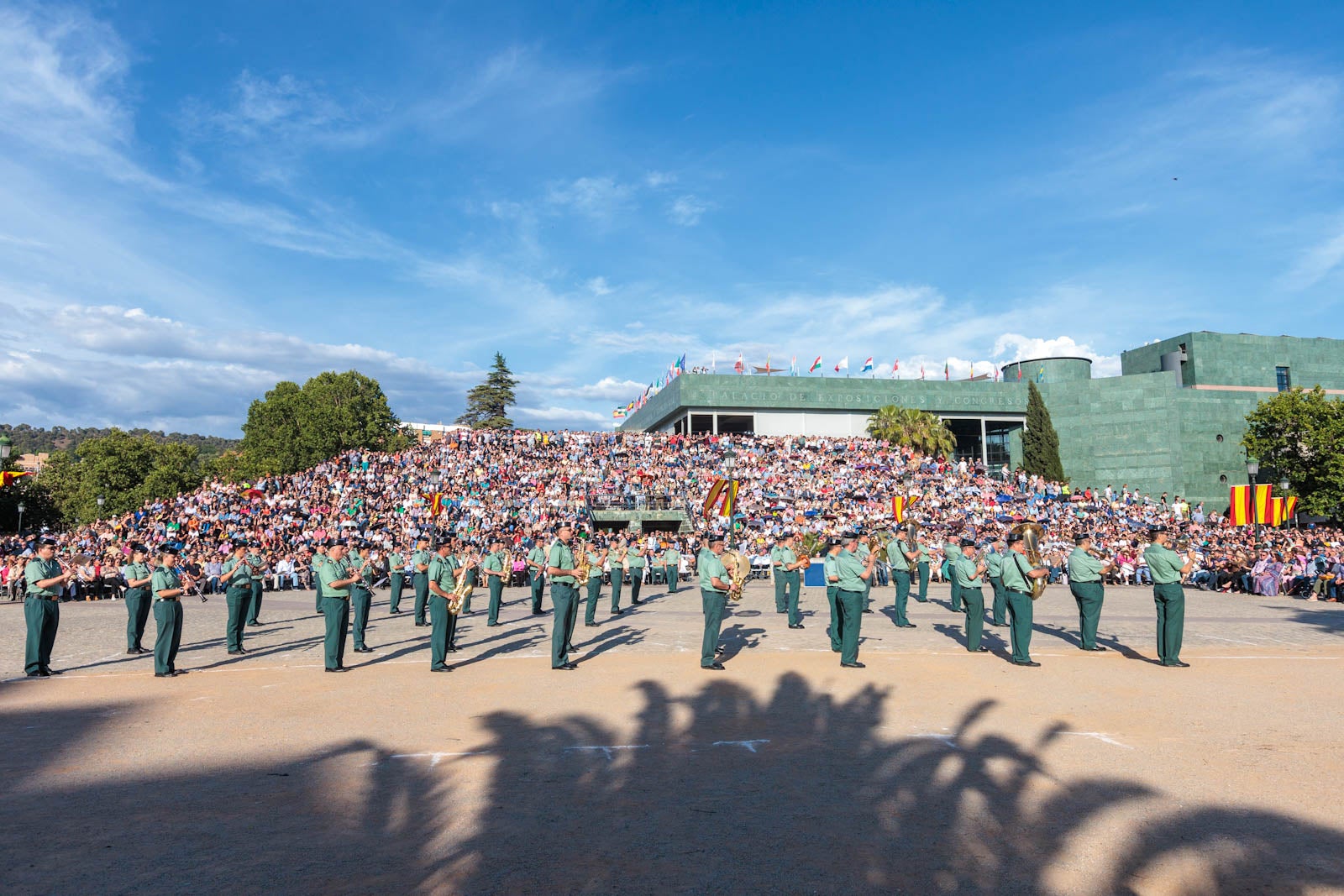 Las bandas de música marcan el paso del Día de las Fuerzas Armadas en Granada