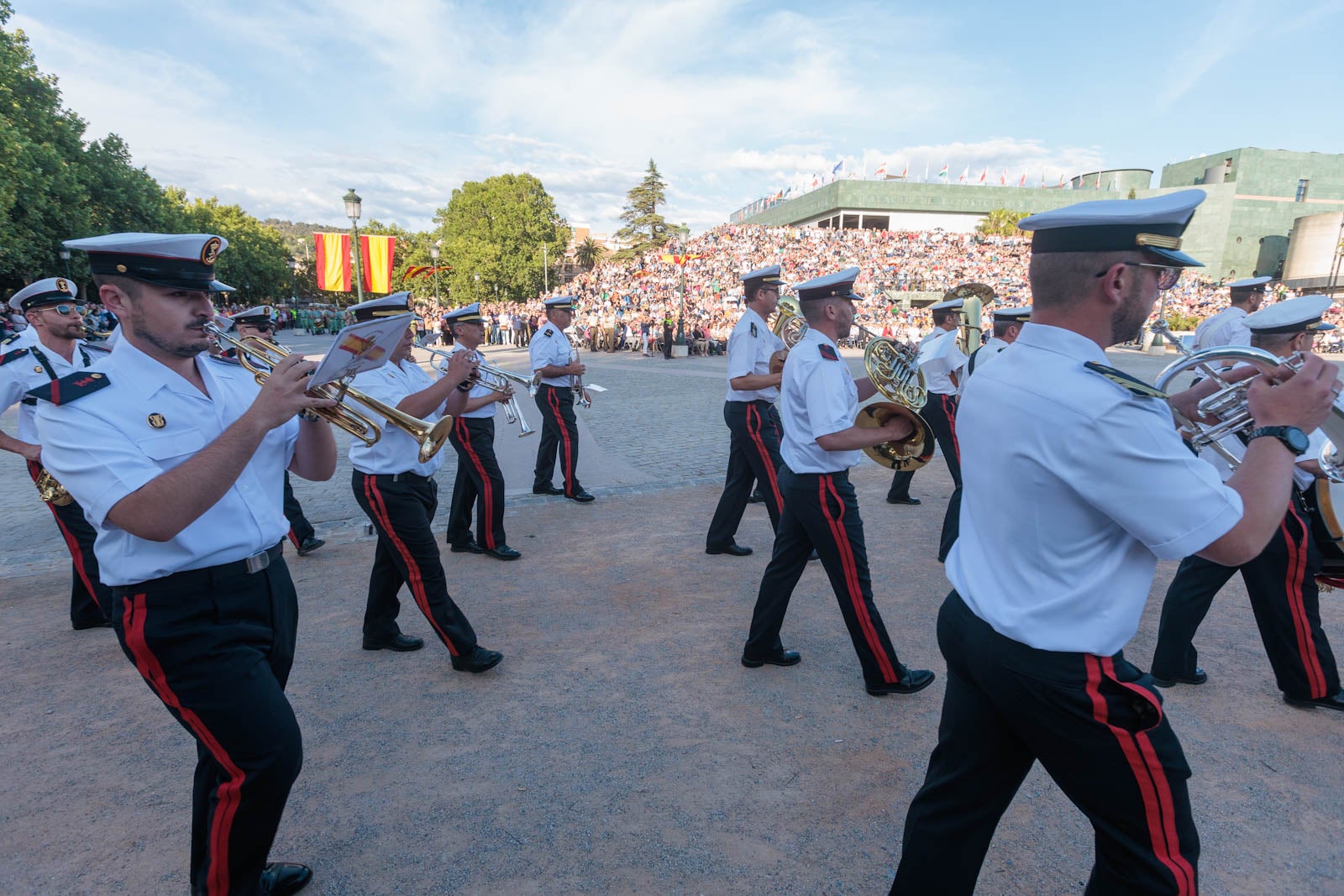 Las bandas de música marcan el paso del Día de las Fuerzas Armadas en Granada