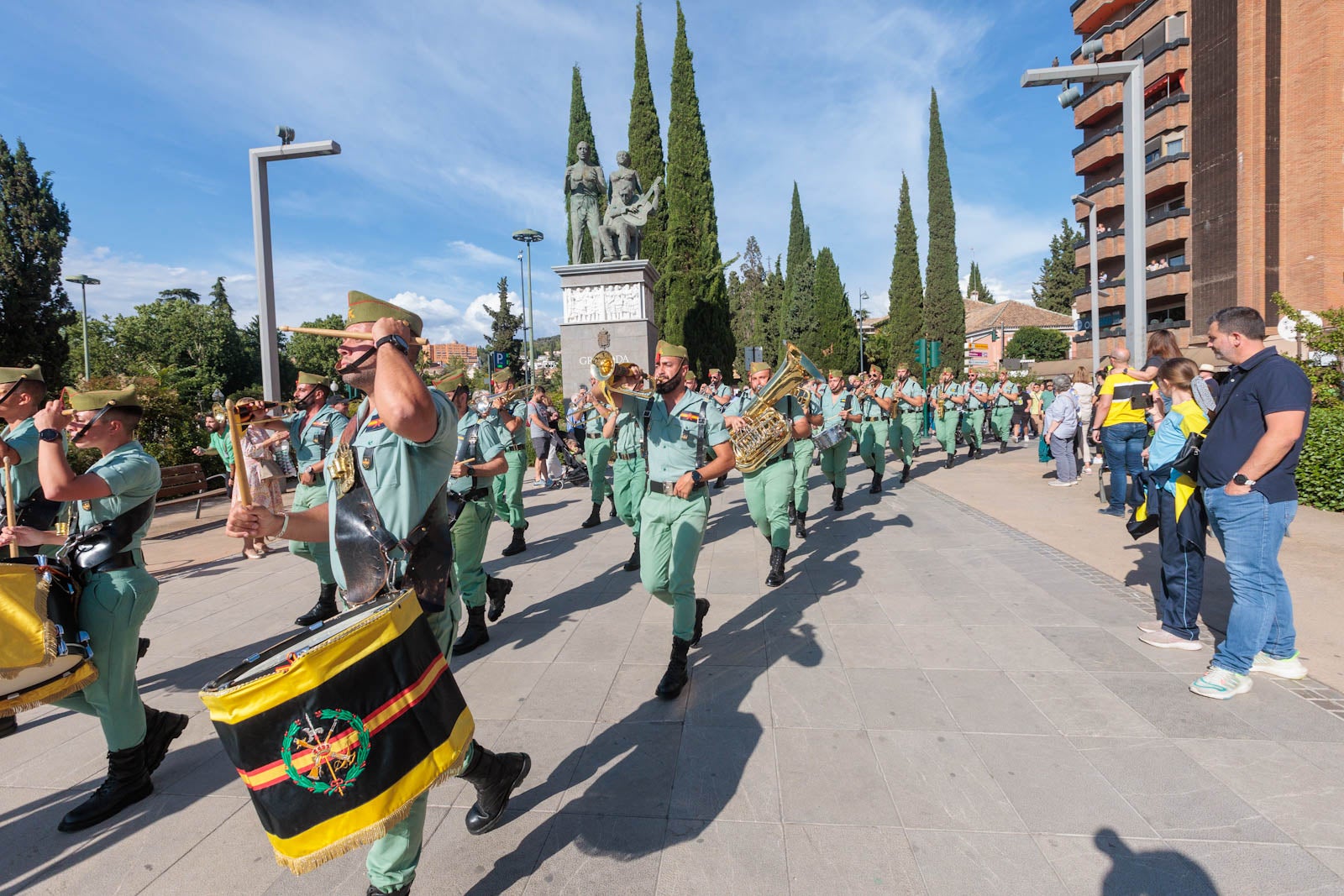 Las bandas de música marcan el paso del Día de las Fuerzas Armadas en Granada