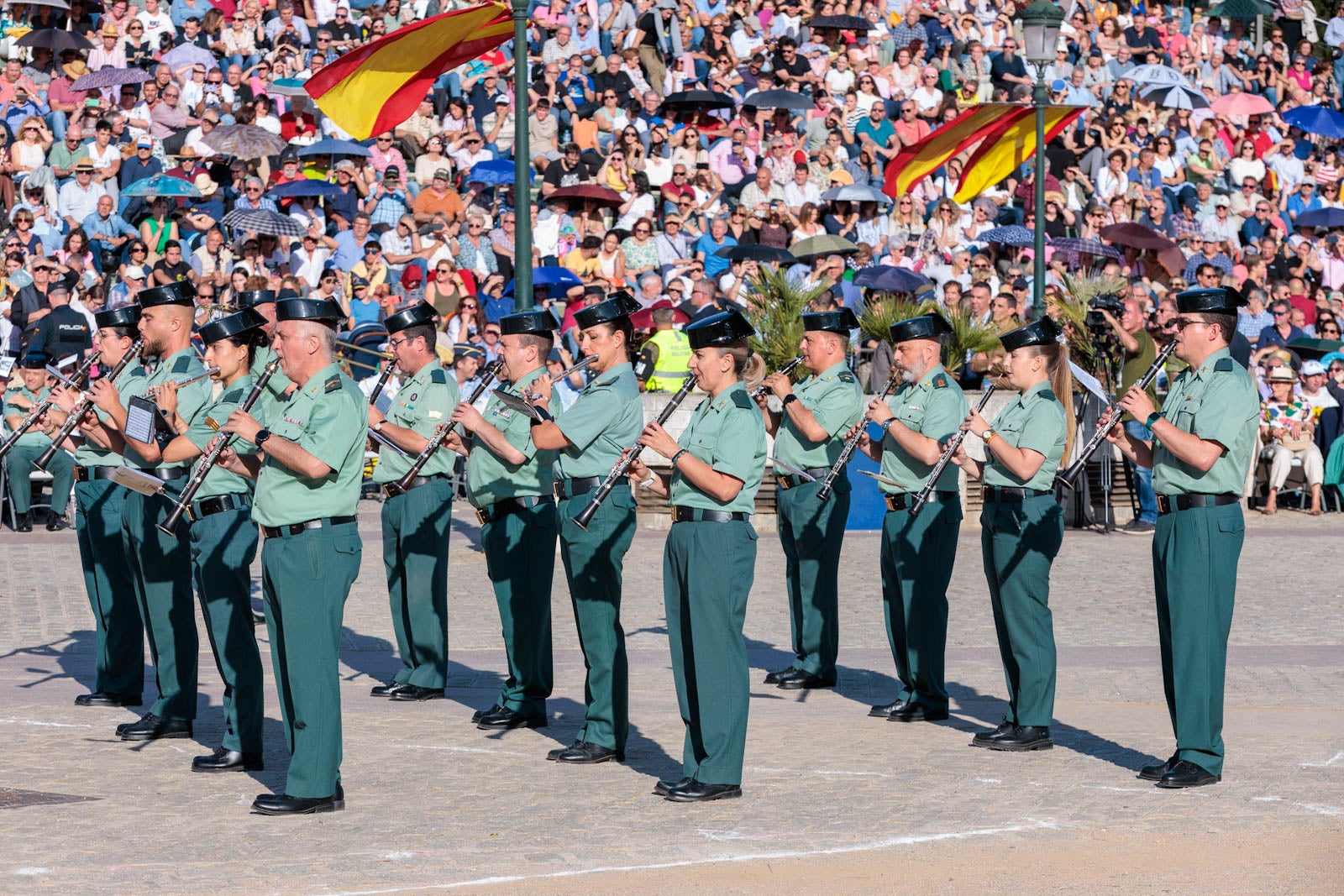 Las bandas de música marcan el paso del Día de las Fuerzas Armadas en Granada