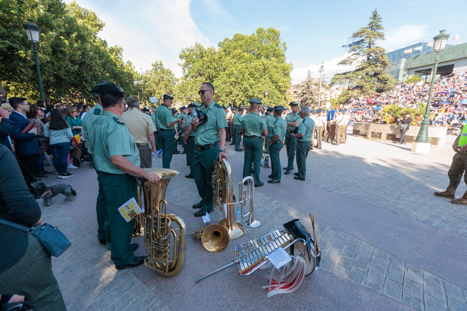 Las bandas de música marcan el paso del Día de las Fuerzas Armadas en Granada