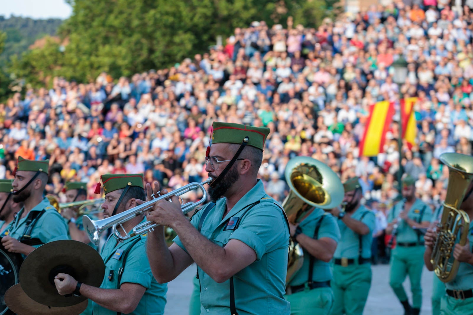 Las bandas de música marcan el paso del Día de las Fuerzas Armadas en Granada