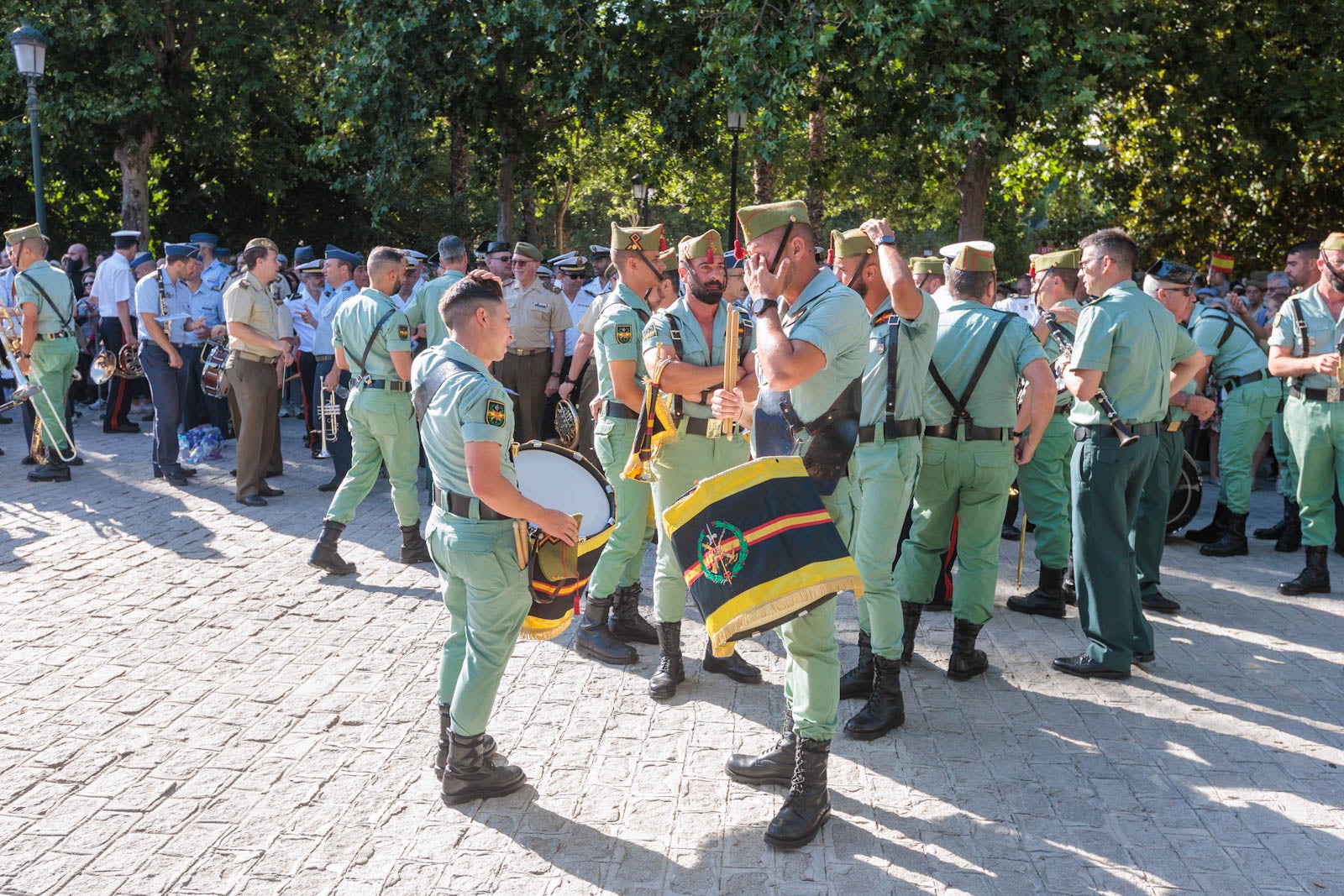 Las bandas de música marcan el paso del Día de las Fuerzas Armadas en Granada