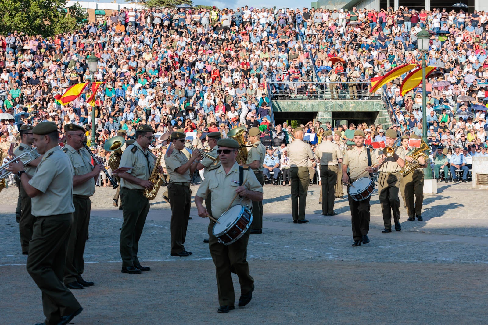 Las bandas de música marcan el paso del Día de las Fuerzas Armadas en Granada