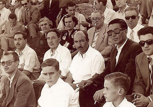 Rafael Zabaleta, en la segunda fila, de blanco y con bigote, en una visita a Quesada.