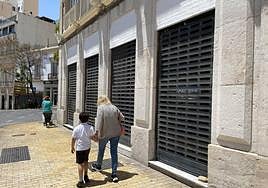 Varias personas caminan por la que fue la antigua Farmacia Durbán.