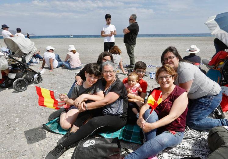 Imagen principal - Rosi, y su familia Edu con la suya, y Juan Pedro, que han disfrutado con el defile áereo y naval de las Fuerzas Armadas.