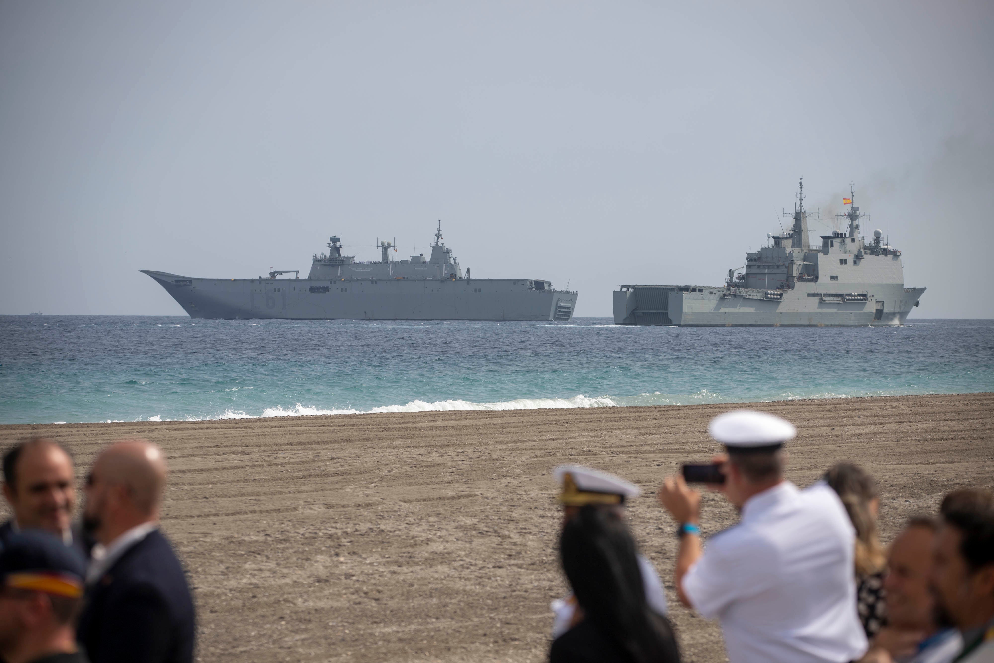 Las imágenes de la expectación en Motril por la exhibición de la Armada