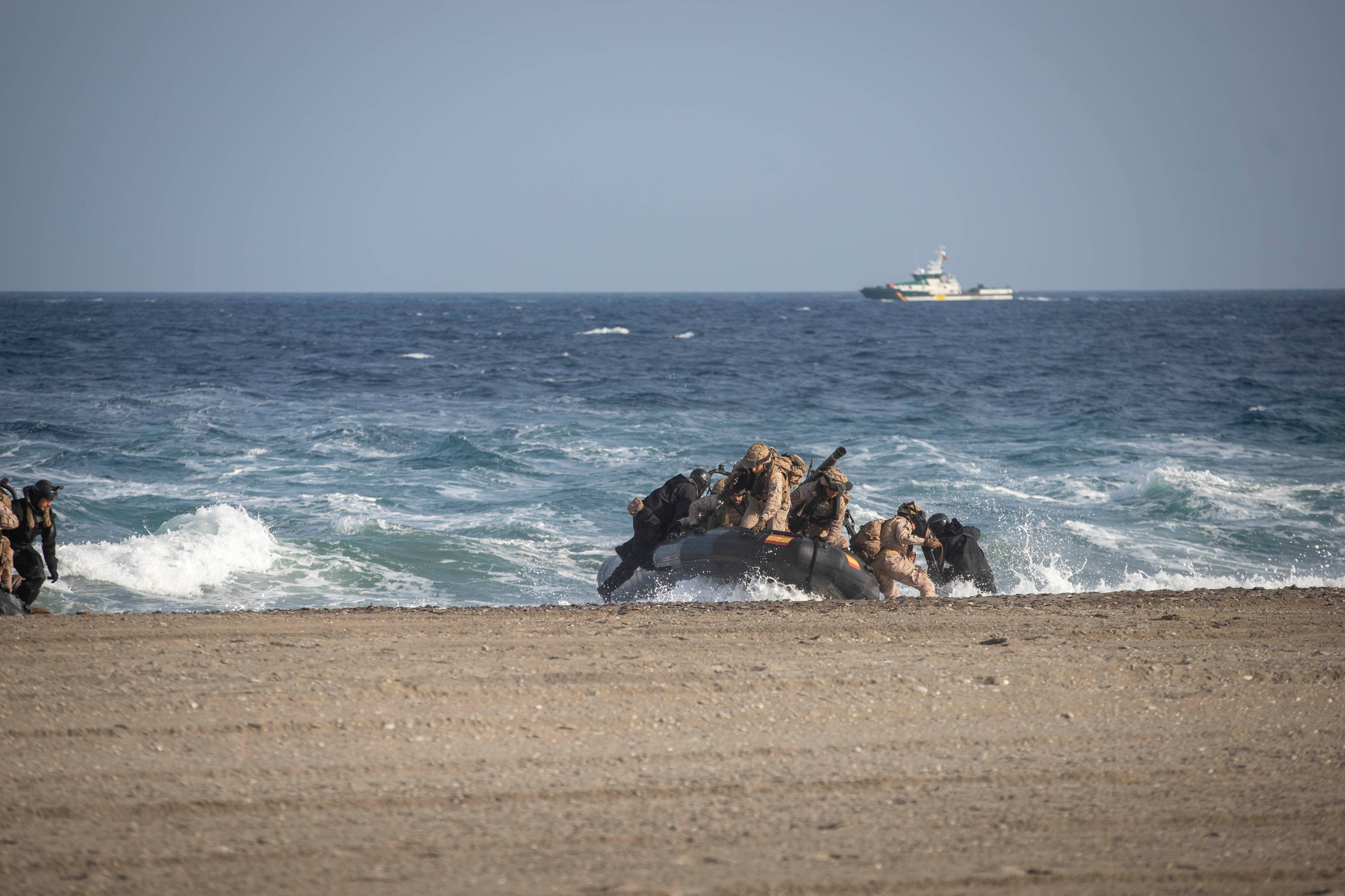 Las imágenes de la expectación en Motril por la exhibición de la Armada