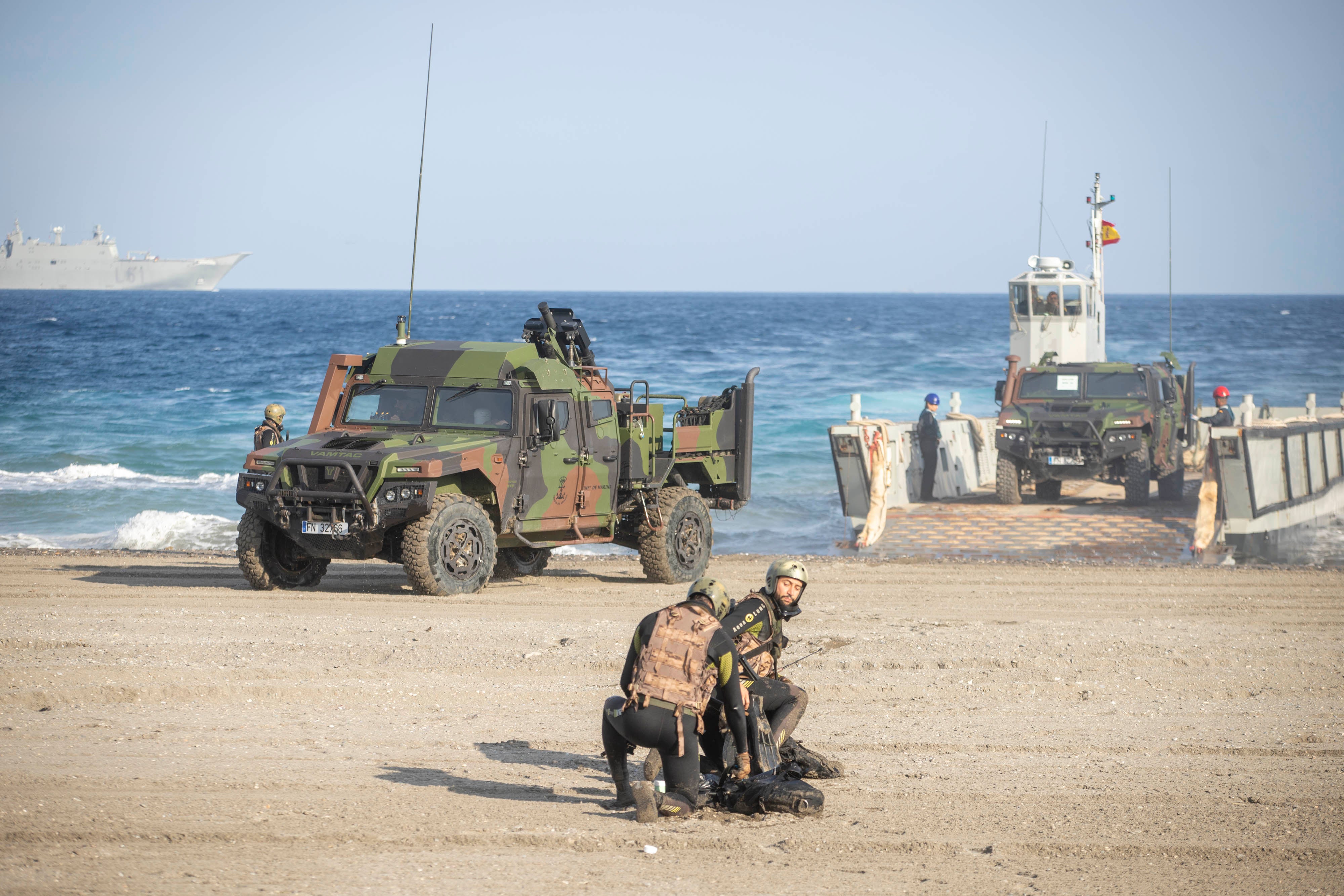 Las imágenes de la expectación en Motril por la exhibición de la Armada