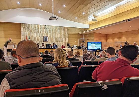 Un momento del recuento de la Junta Electoral de Zona de Granada en la sala Antonio Angulo de Caleta, este viernes.
