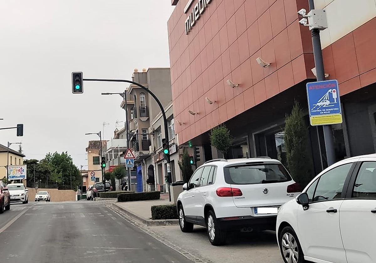 Semáforo de la Carretera de Motril en el que se ha instalado el sistema.