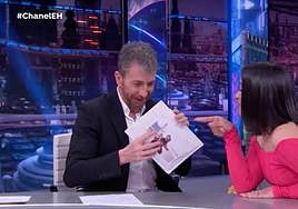 Chanel entrega un obsequio a Pablo Motos de Cabo de Gata.