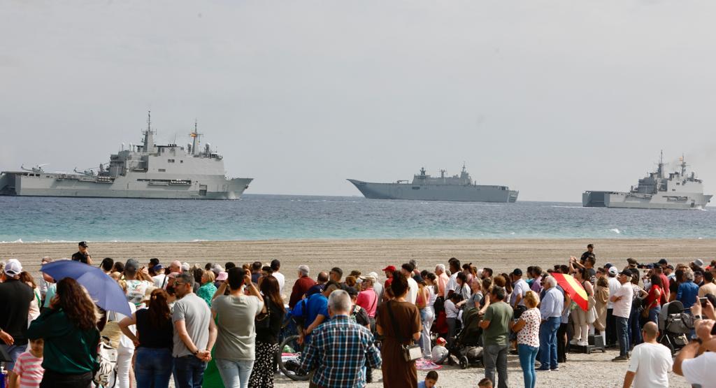 Las imágenes de la expectación en Motril por la exhibición de la Armada