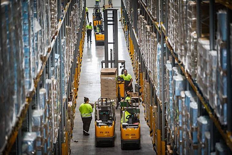 Uno de los pasillos de la nueva plataforma logística de Lidl en Escúzar.