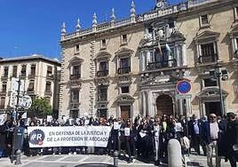 Unos 130 letrados del Turno de Oficio de Granada se concentraron el pasado 26 de mayo en Plaza Nueva.