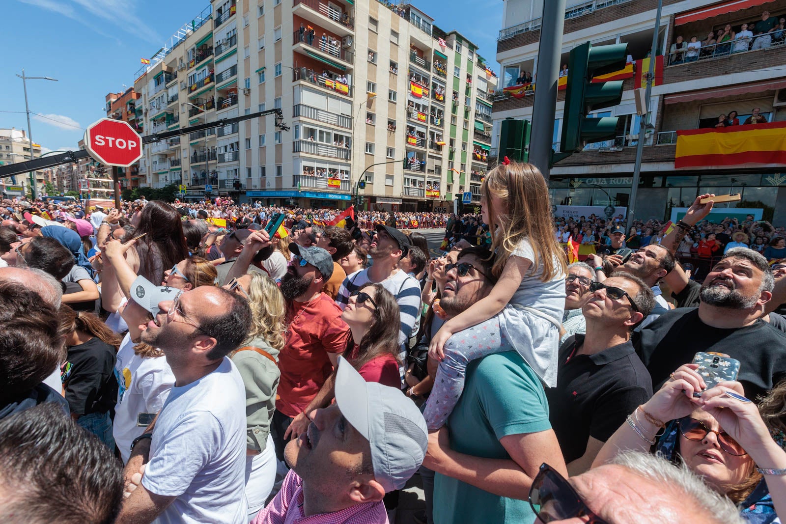 Las imágenes de los granadinos disfrutando del desfile de las Fuerzas Armadas