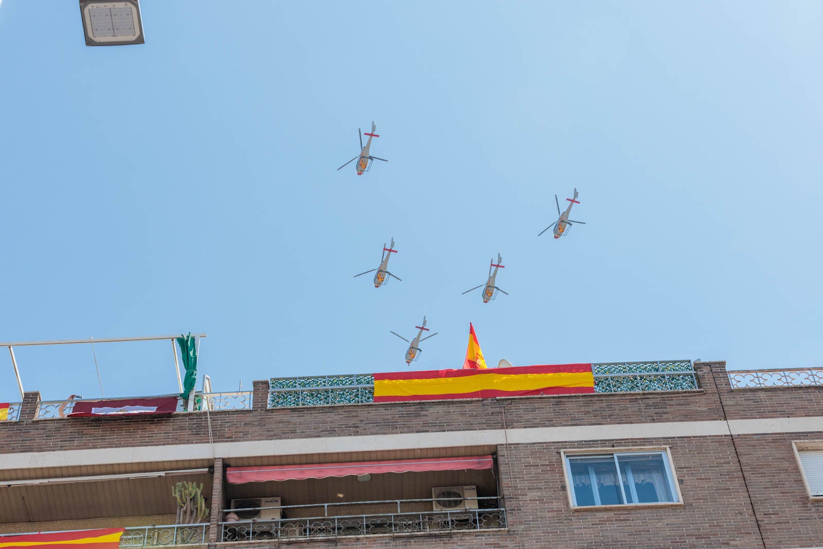 Las imágenes de los granadinos disfrutando del desfile de las Fuerzas Armadas