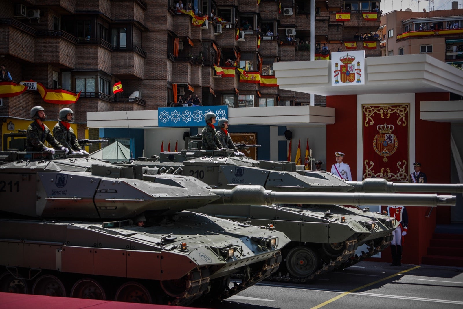 Las imágenes del desfile de las Fuerzas Armadas desde dentro y a vista de pájaro