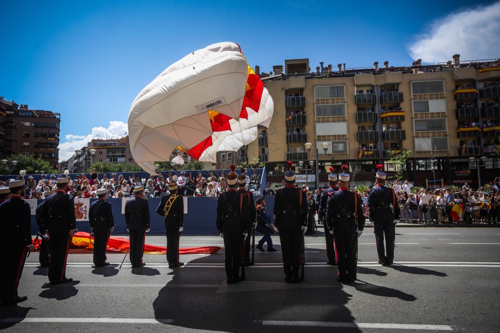 Las imágenes del desfile de las Fuerzas Armadas desde dentro y a vista de pájaro