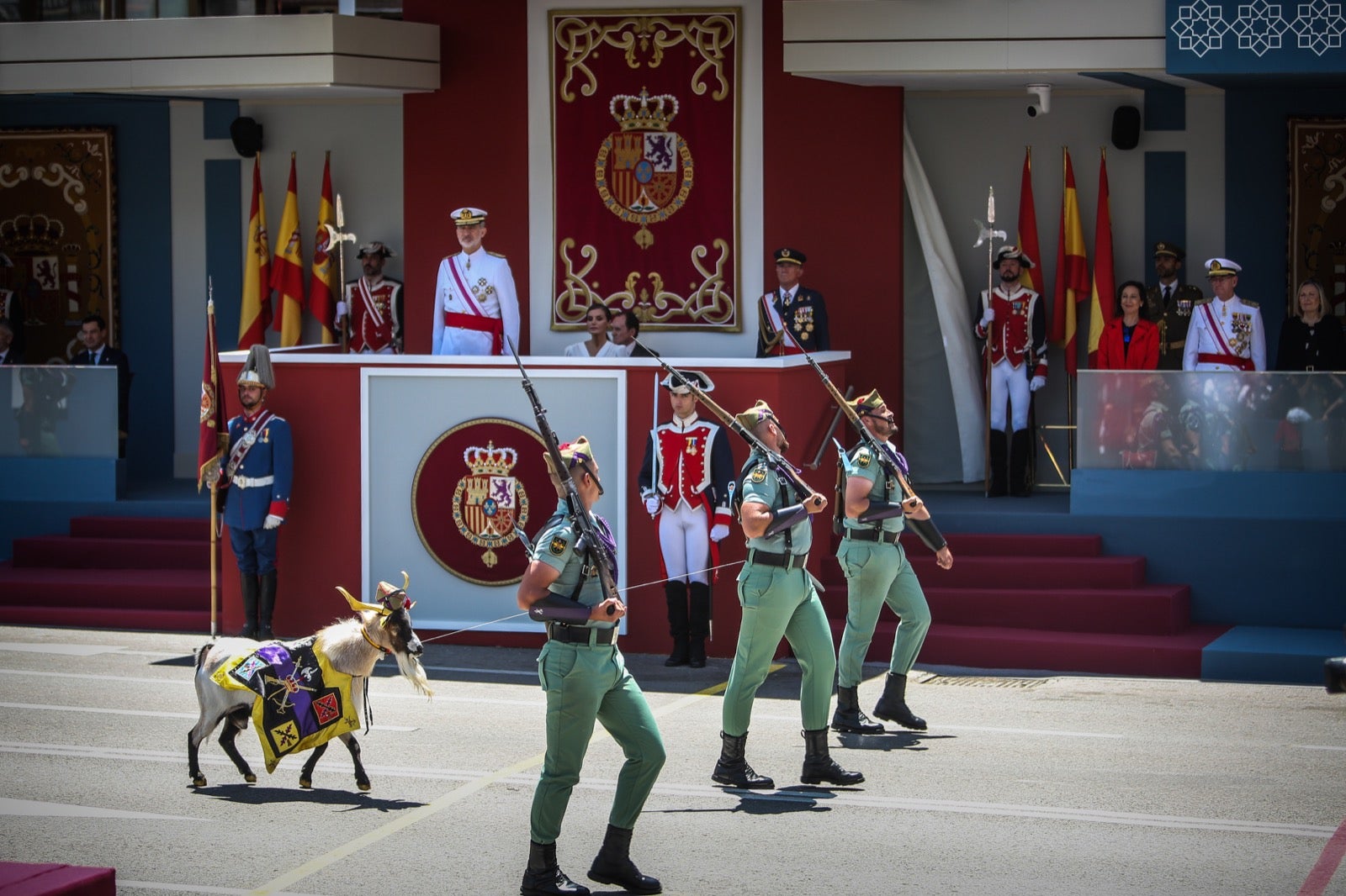 Las imágenes del desfile de las Fuerzas Armadas desde dentro y a vista de pájaro